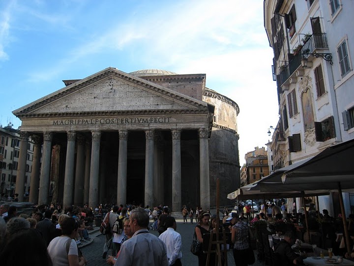 看到背後的大圓桶嗎?