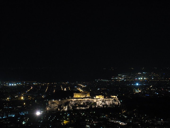 與附近的現代建築物有好大對比