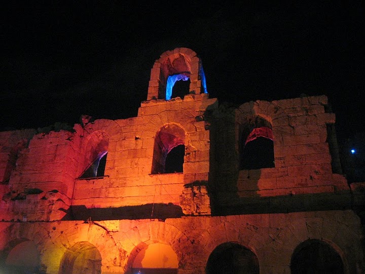 紅色的 Odeon of Herodes Atticus