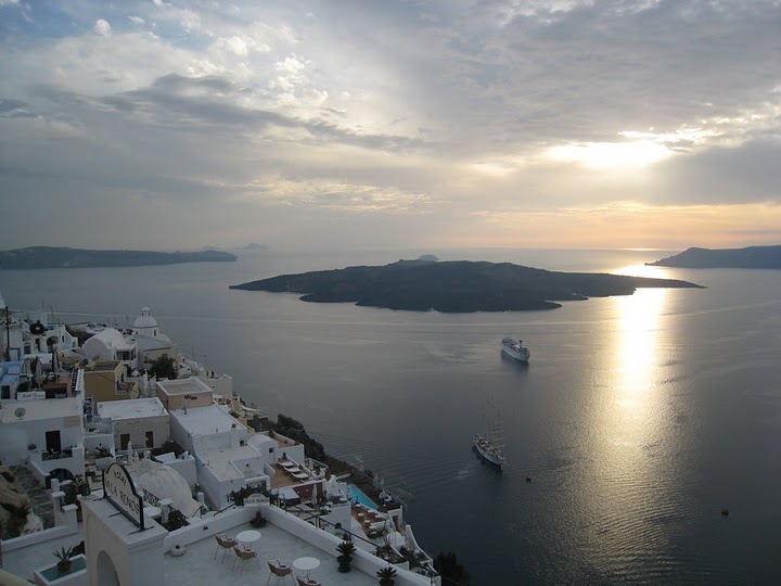 有船到 Nea Kameni 浸溫泉