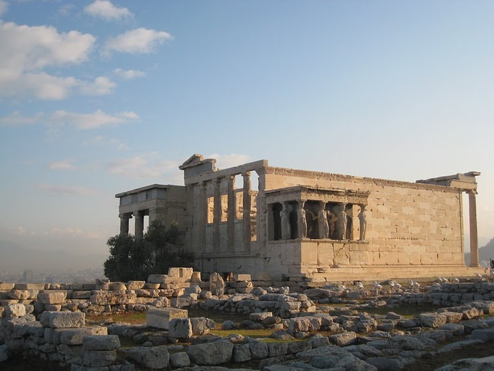 前面的大理石堆就係 Old Temple of Athena