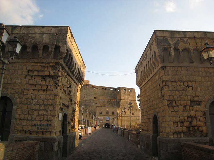 Castel dell'Ovo 的橋