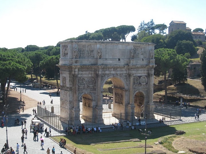 L'arco di Costantino ed il Colosseo