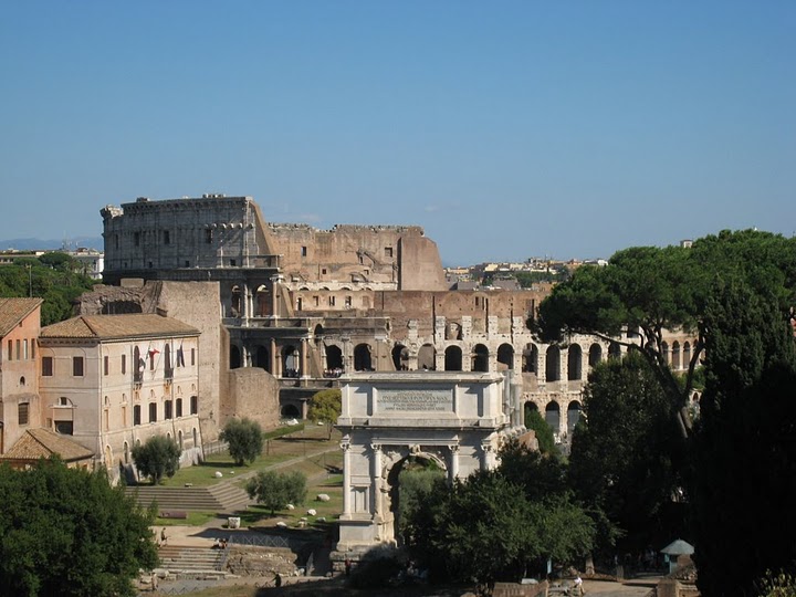 Forum 後的 Colosseum