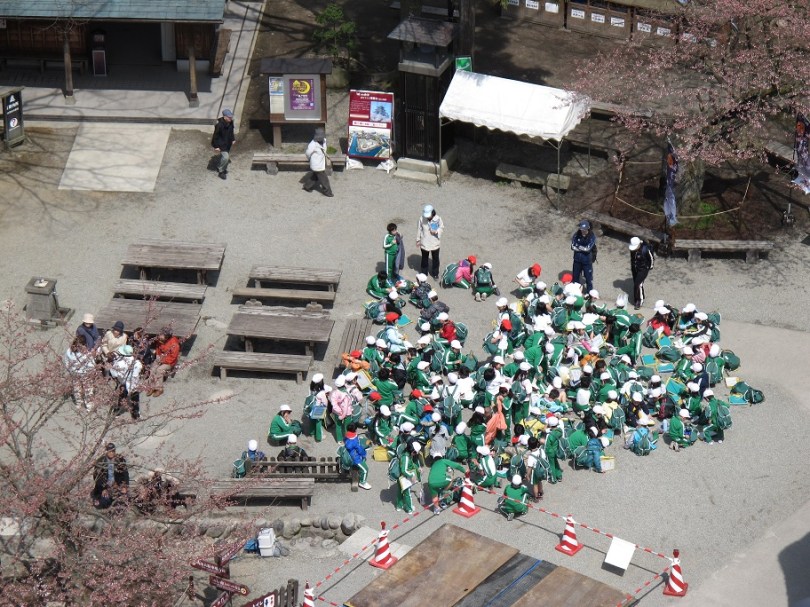 城下在旅行的小學生