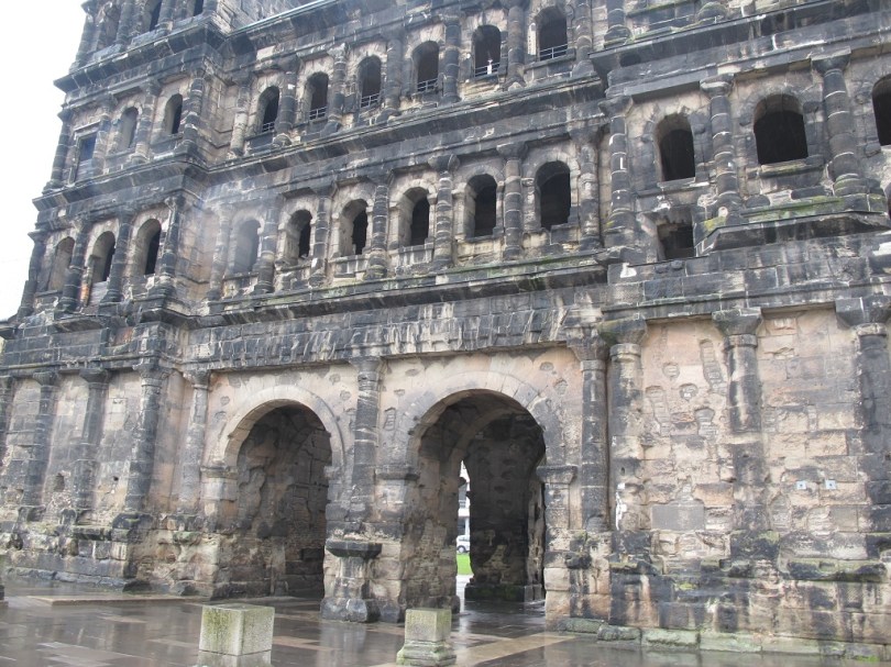 現時阿爾卑斯山以北最大的羅馬大門