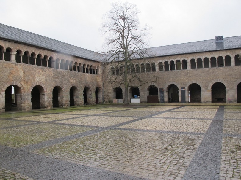 門後附近的大廣場(那裡可找到Tourist Information)