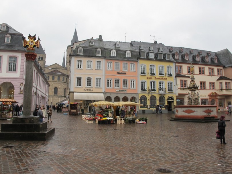 左邊的十字架是仿Marktkreuz，建於958年，真的存放在市立博物館