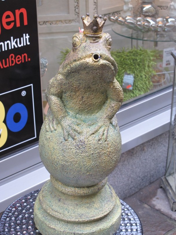 在這充滿歷史的城裡連青蛙都O咀