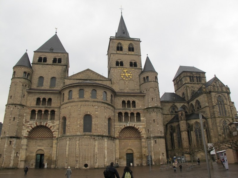 左邊是Cathedral of Trier 右邊是Church of Our Lady