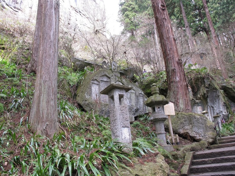 階梯旁的石碑與燈籠