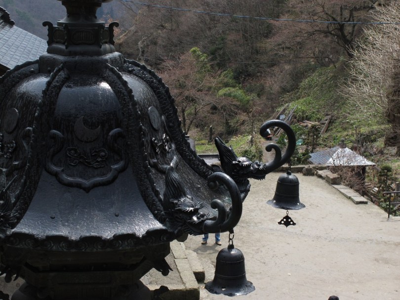 奧之院(奥之院)前的金燈籠(金灯篭)