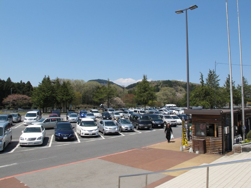 補給站外的停車場