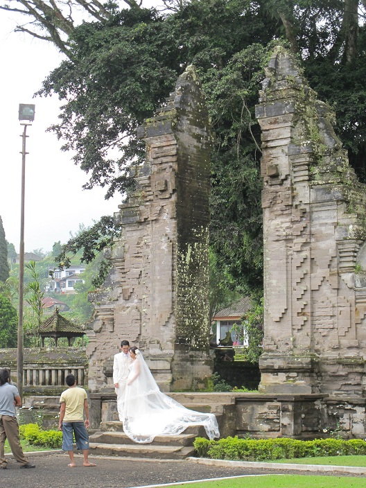 善惡門前的一對新人