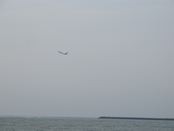 沙灘的右面就是機場