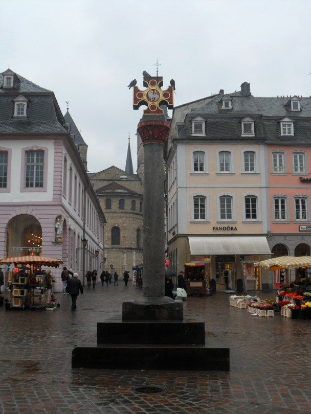 十字架後就是Cathedral of Trier(德語: Trierer Dom)