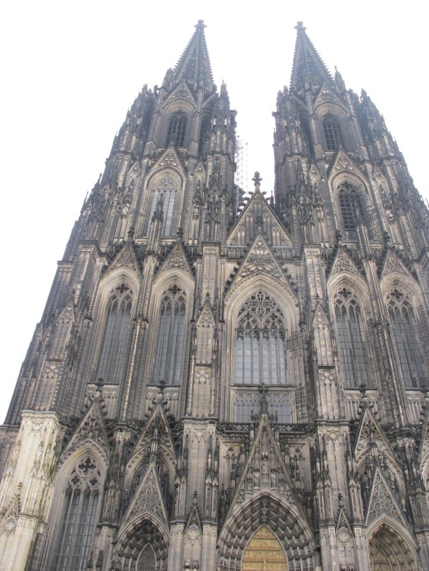 哥德式建築的其中一個特色就是垂直線