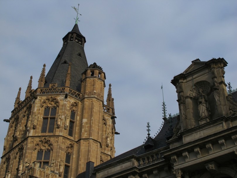 右邊的就是正義女神Justitia