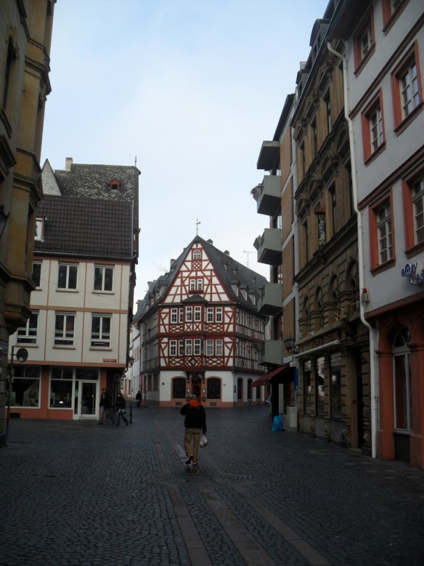 中間的建築物很有特色