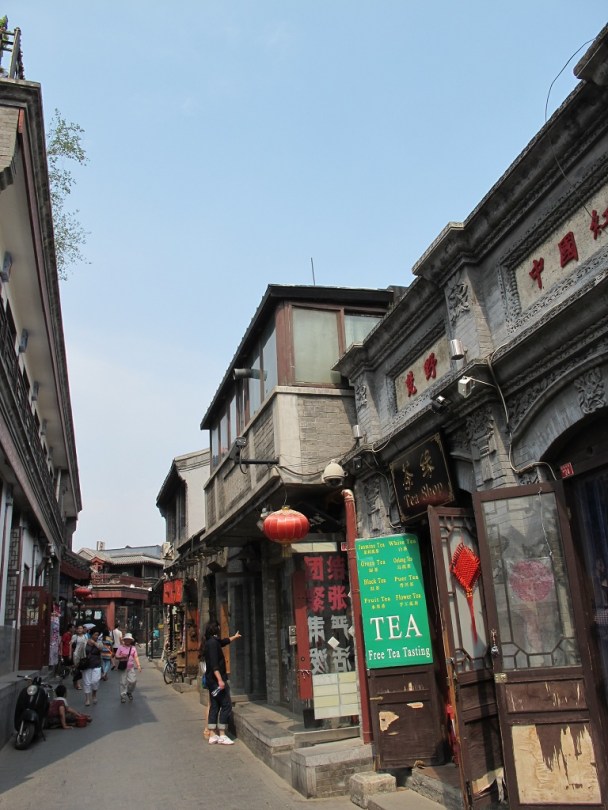 雖然也很商業化，但比酒吧街好得多