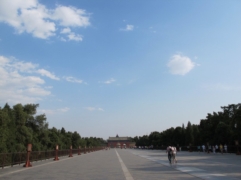 旁邊的路人說不同人走不同門，中間當然是皇帝的私家路