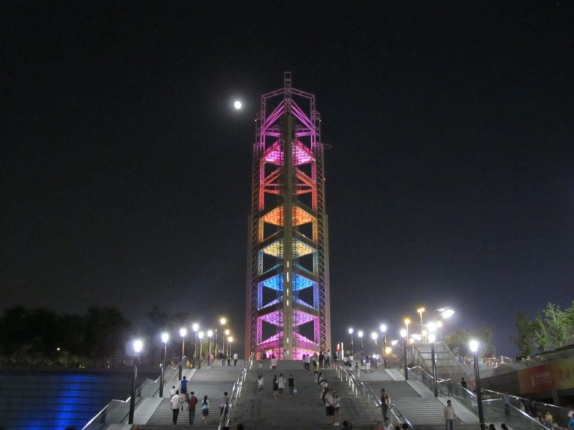 往奧運場館途中的變色塔