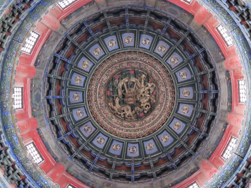 御花園某亭內天花上的龍雕刻