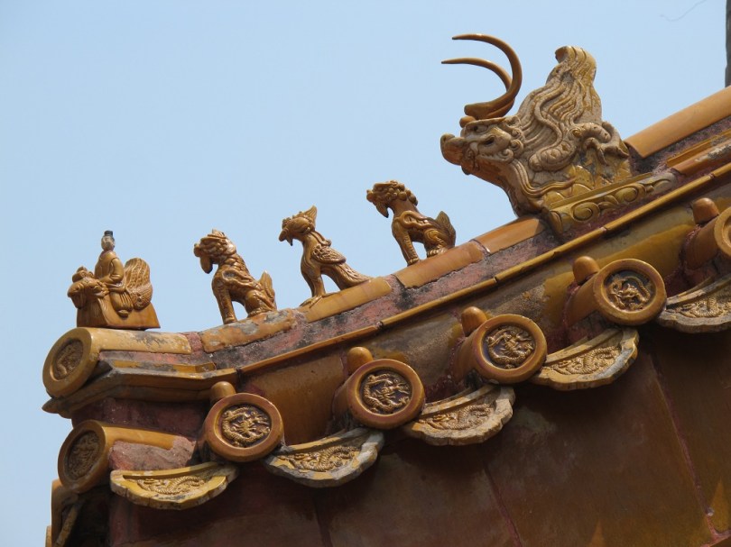 左起: 騎鳳仙人、龍、鳳、獅子、鴟吻