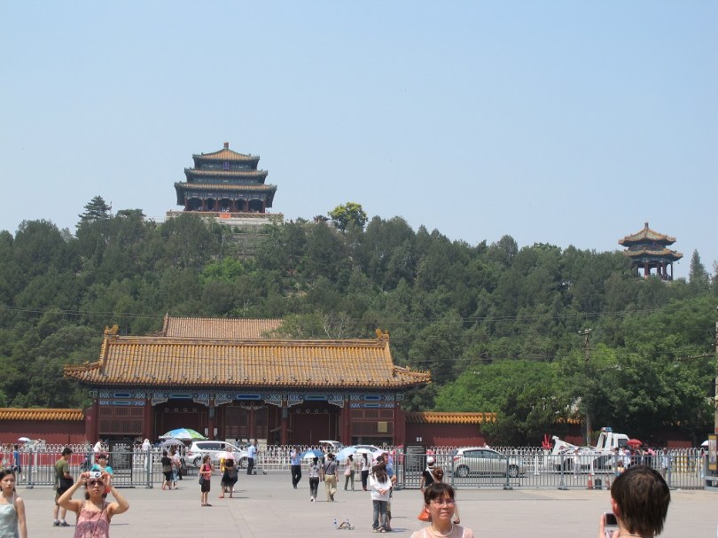 上面是景山公園(景山又稱煤山)，也就是崇禎(明思宗)樹上自縊的地方