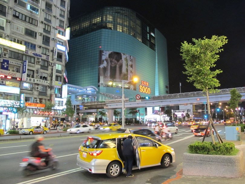 熙來攘往的忠孝東路