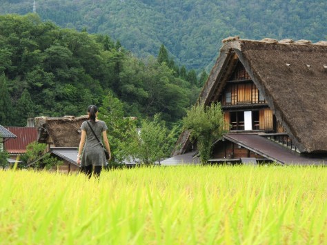 不要哭讓螢火蟲帶著你逃跑 鄉間的歌謠永遠的依靠 回家吧 回到最初的美好