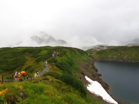 室堂上的御庫裹池(右)